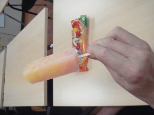 DSC02526 がりがりくんアイス(アップルマンゴー味)を持っている写真