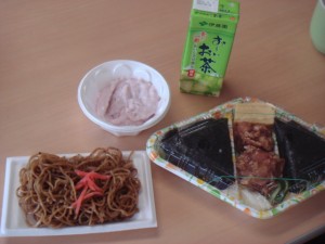 昼食のおにぎりとやきそばとフルーチェとお茶の写真