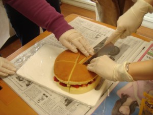 スポンジに切り込みを入れる写真