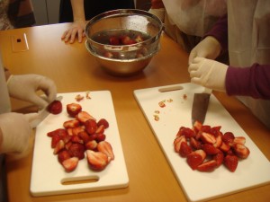 いちごを切る写真