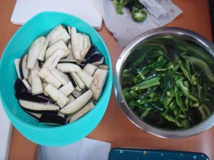 カットしたナスとピーマン