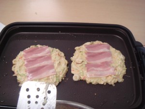 お好み焼きを焼いている写真