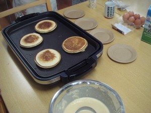 ホットケーキを焼く写真