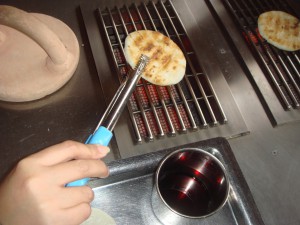 煎餅を焼いている写真