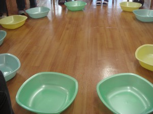 円形に洗面器を置き準備している写真