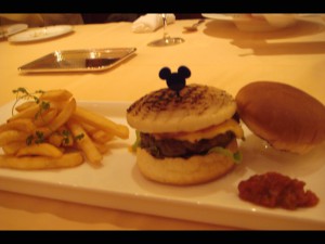 メインのハンバーガーとポテトの写真