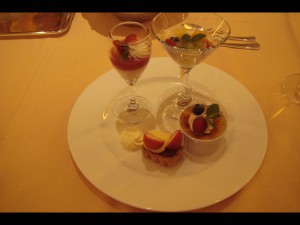 いちごのタルトやゼリーなどのデザートの写真