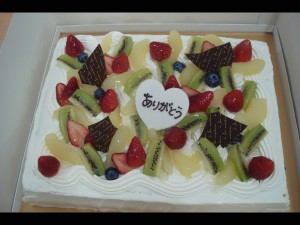 フルーツがのっている大きなケーキの写真