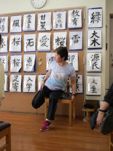 エクササイズをしている先生の写真