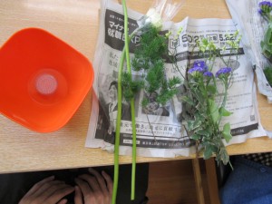 ガーベラやその他の花と器の写真