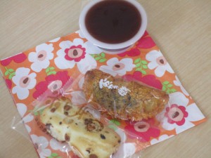 水ようかんとお煎餅の写真