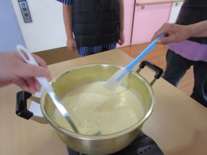 プリンエルと牛乳を混ぜている写真