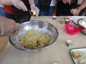 生地を混ぜて型に入れている写真