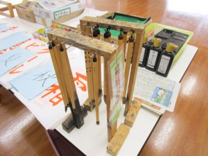 筆や墨汁などの備品の写真