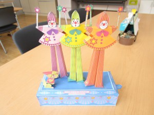 脚が動くおもしゃのペーパークラフトの写真