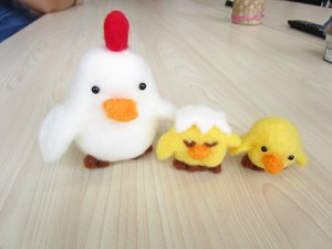 にわとりとひよこの羊毛フェルトの写真