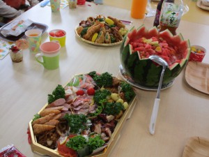 スイカやオードブルの写真