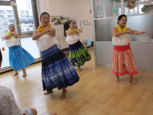 フラを踊っている先生方の写真