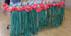 草スカートのテーブルにハワイアンジュースが乗っている写真