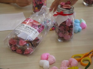 アロマテラピーで香りビンを作っている写真