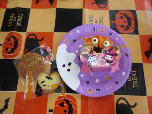 ドーナツやおせんべいのお菓子の写真