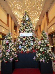 浦和パインズホテルのロビーのクリスマスツリーの写真