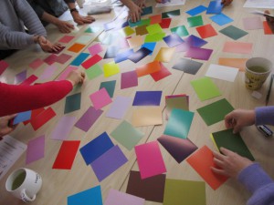 たくさんの色カルタを選んでいる写真