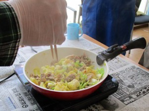 IMG_1967 お肉とキャベツ炒めてる
